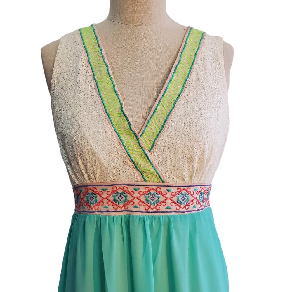Flying Tomato Embroidered Lace Accent White + Green Maxi Sleeveless Dress Size M